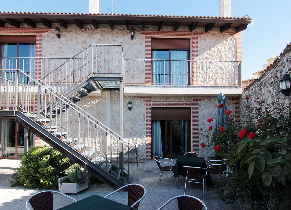 Apartamentos Turisticos Los Abuelos Montemayor de Pililla Dış mekan fotoğraf