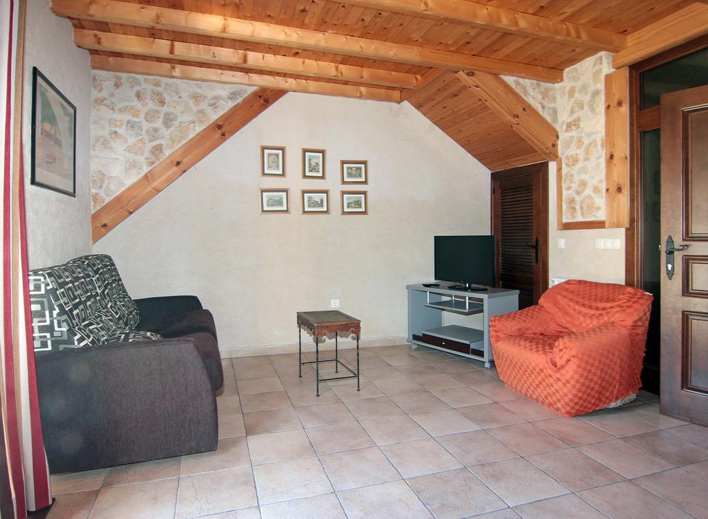 Apartamentos Turisticos Los Abuelos Montemayor de Pililla Dış mekan fotoğraf